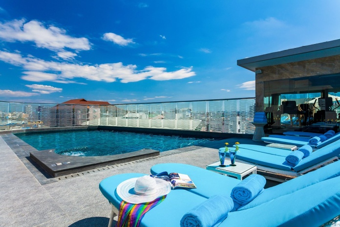 rooftop-pool-with-jacuzzi